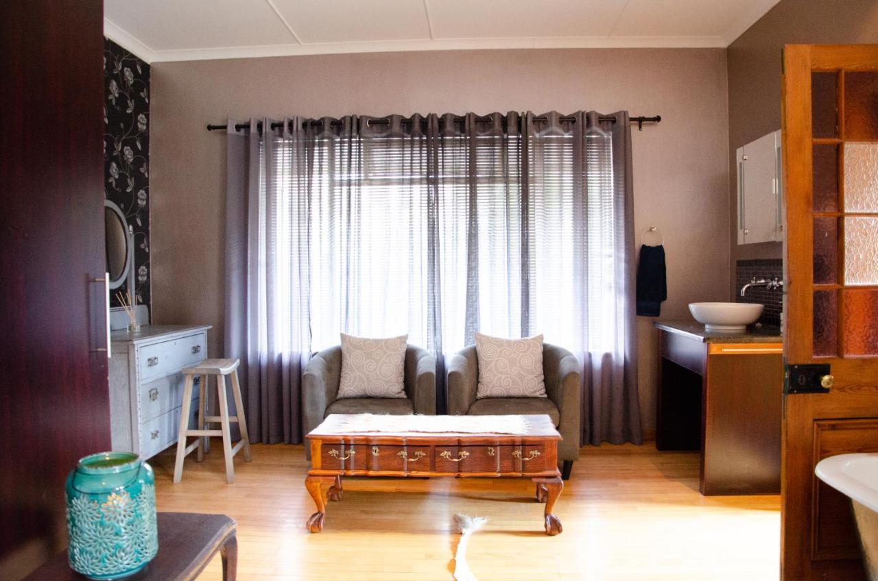 Desert Dew Guest House Hutchinson Bagian luar foto