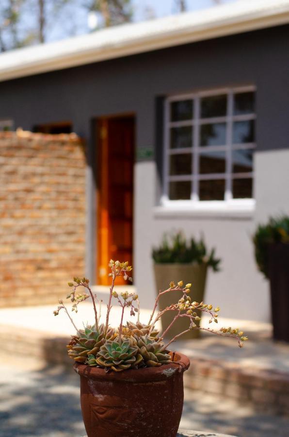 Desert Dew Guest House Hutchinson Bagian luar foto