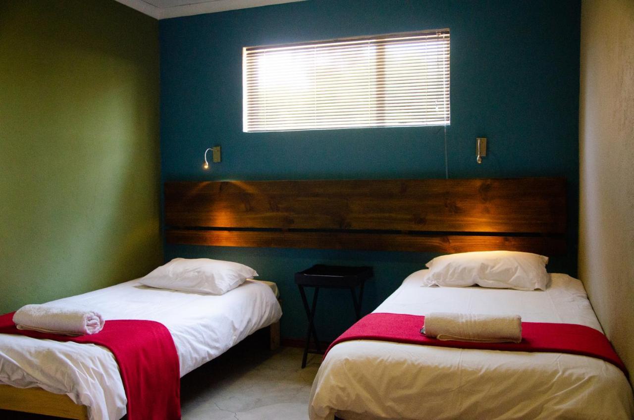 Desert Dew Guest House Hutchinson Bagian luar foto