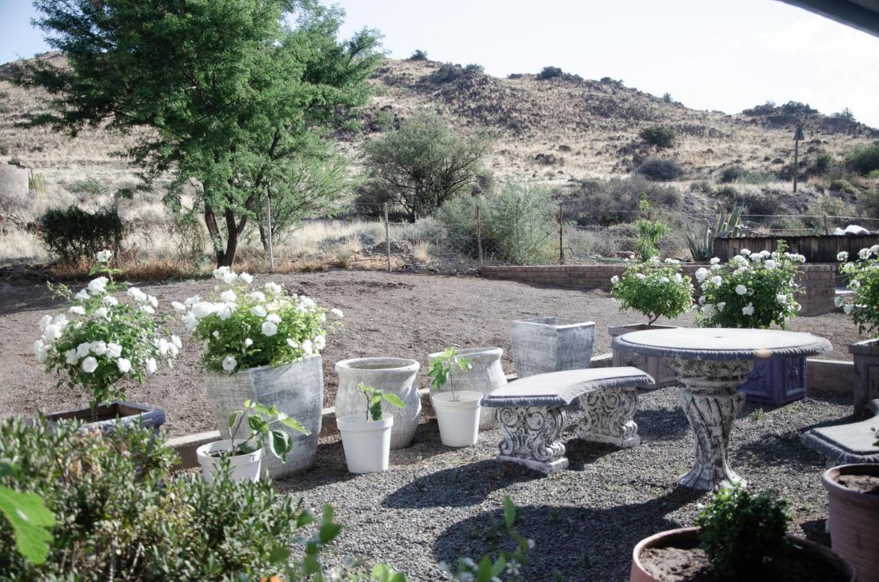 Desert Dew Guest House Hutchinson Bagian luar foto