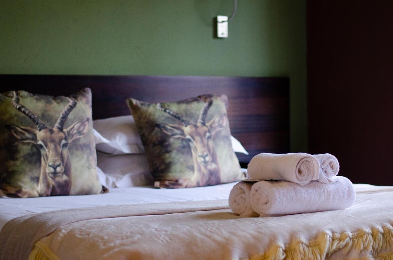 Desert Dew Guest House Hutchinson Bagian luar foto