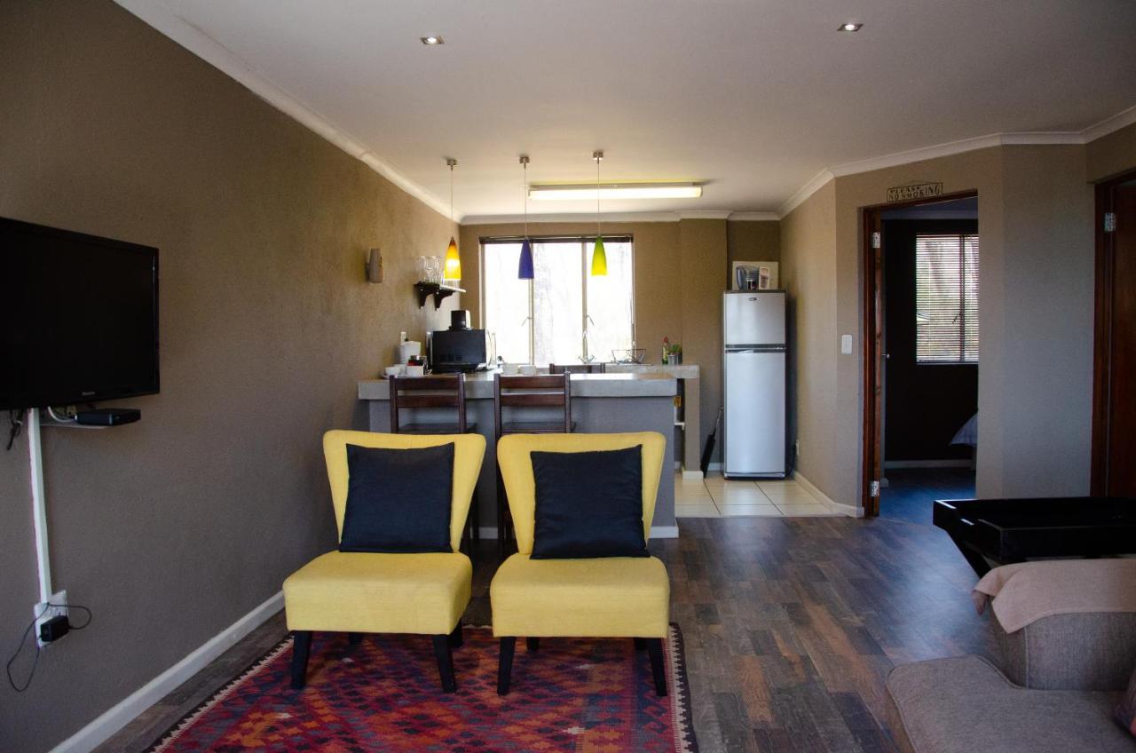 Desert Dew Guest House Hutchinson Bagian luar foto