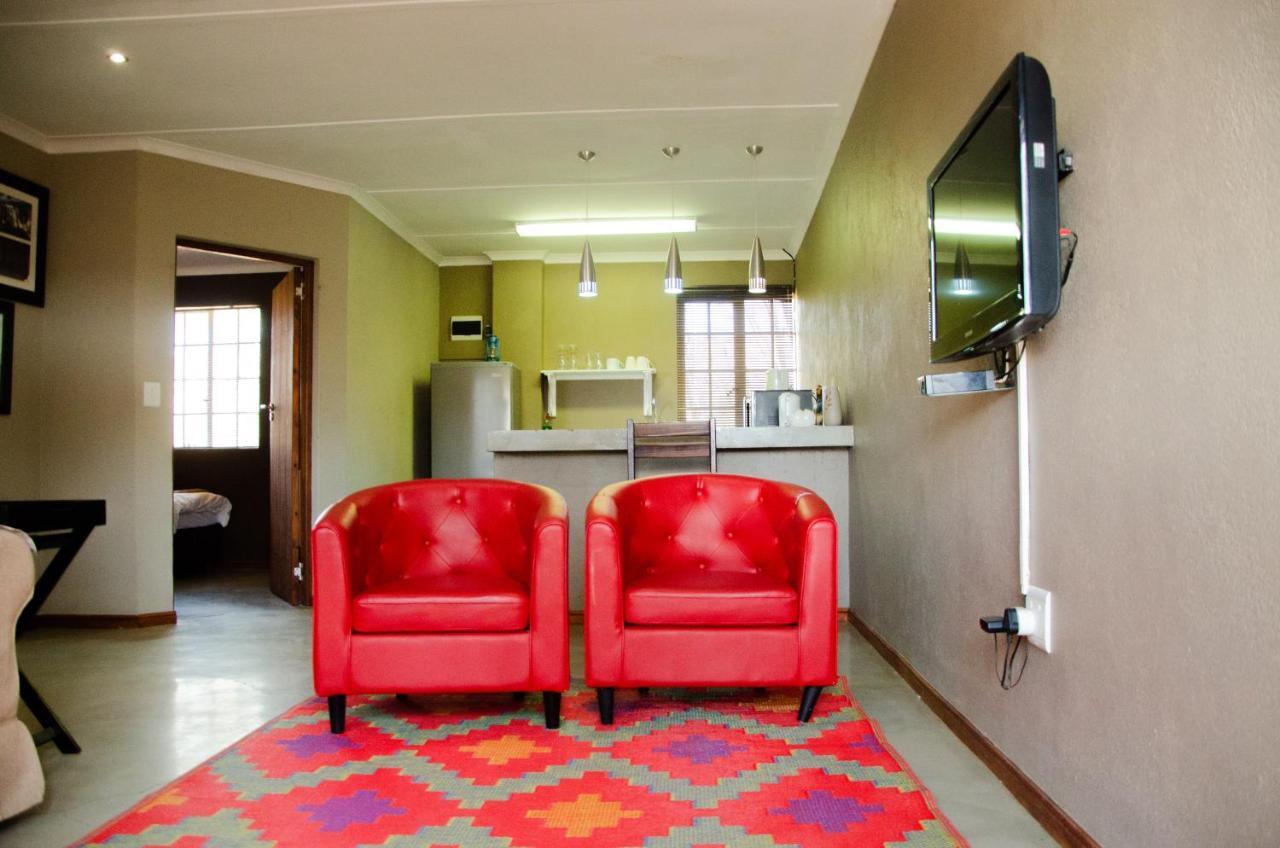 Desert Dew Guest House Hutchinson Bagian luar foto