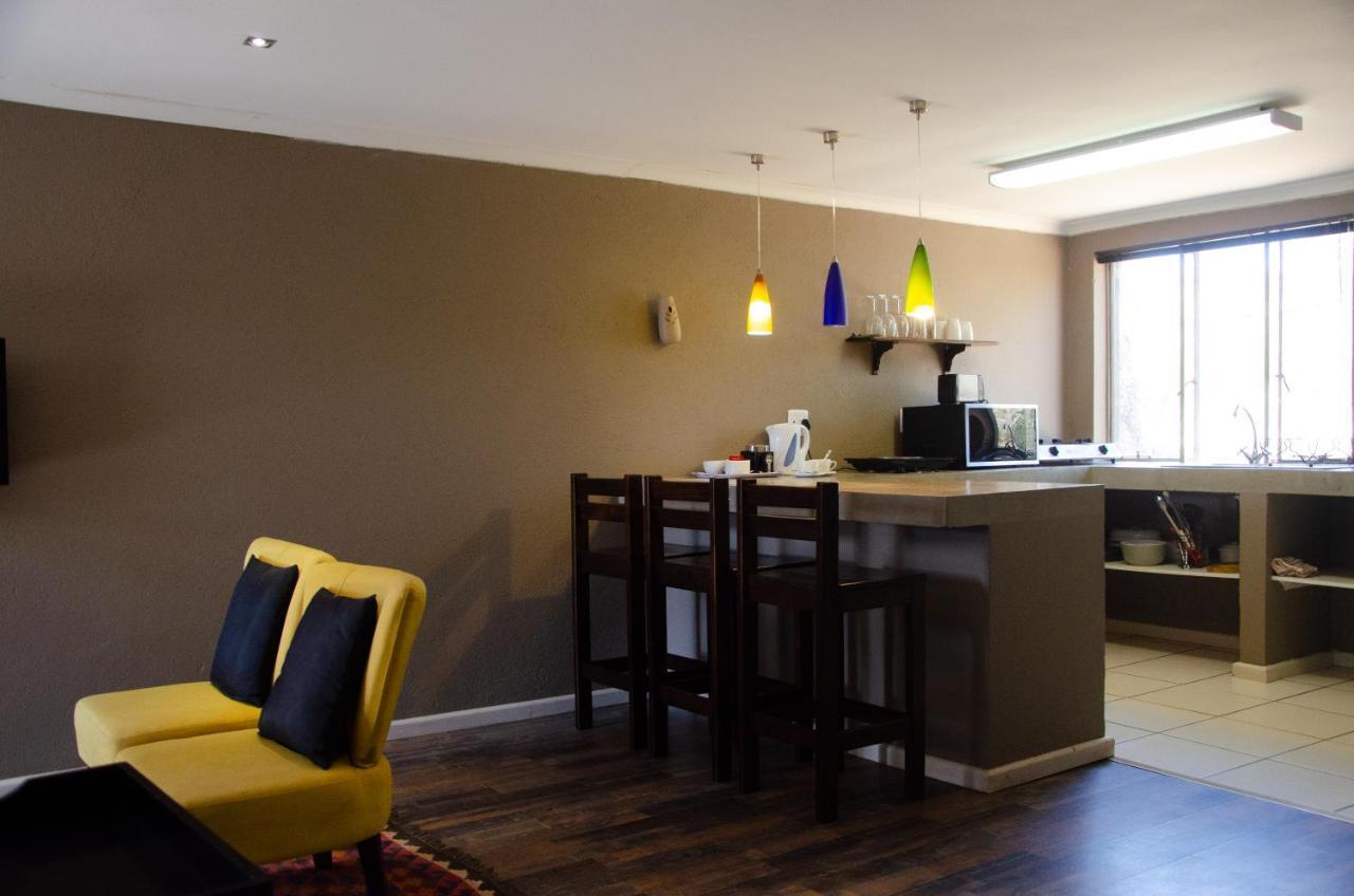 Desert Dew Guest House Hutchinson Bagian luar foto