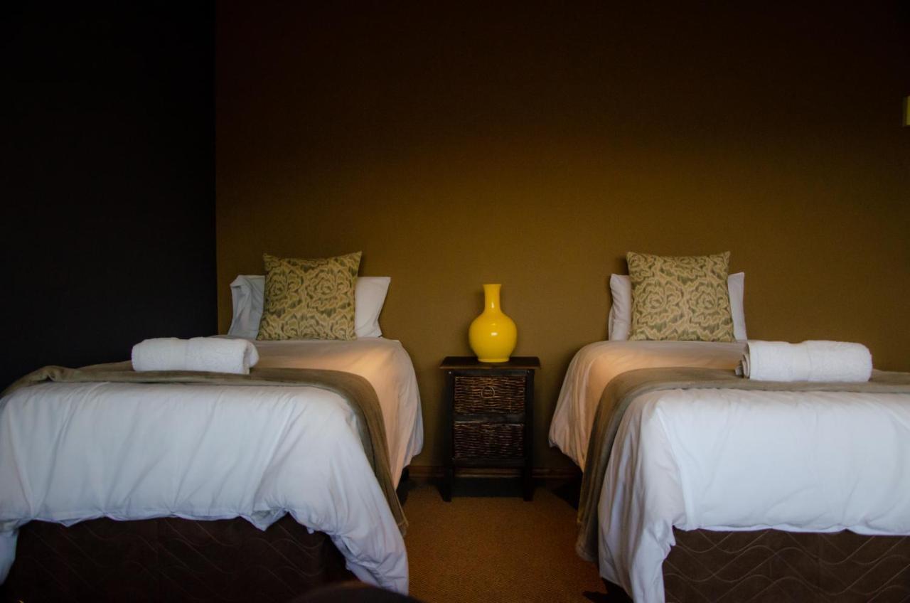Desert Dew Guest House Hutchinson Bagian luar foto
