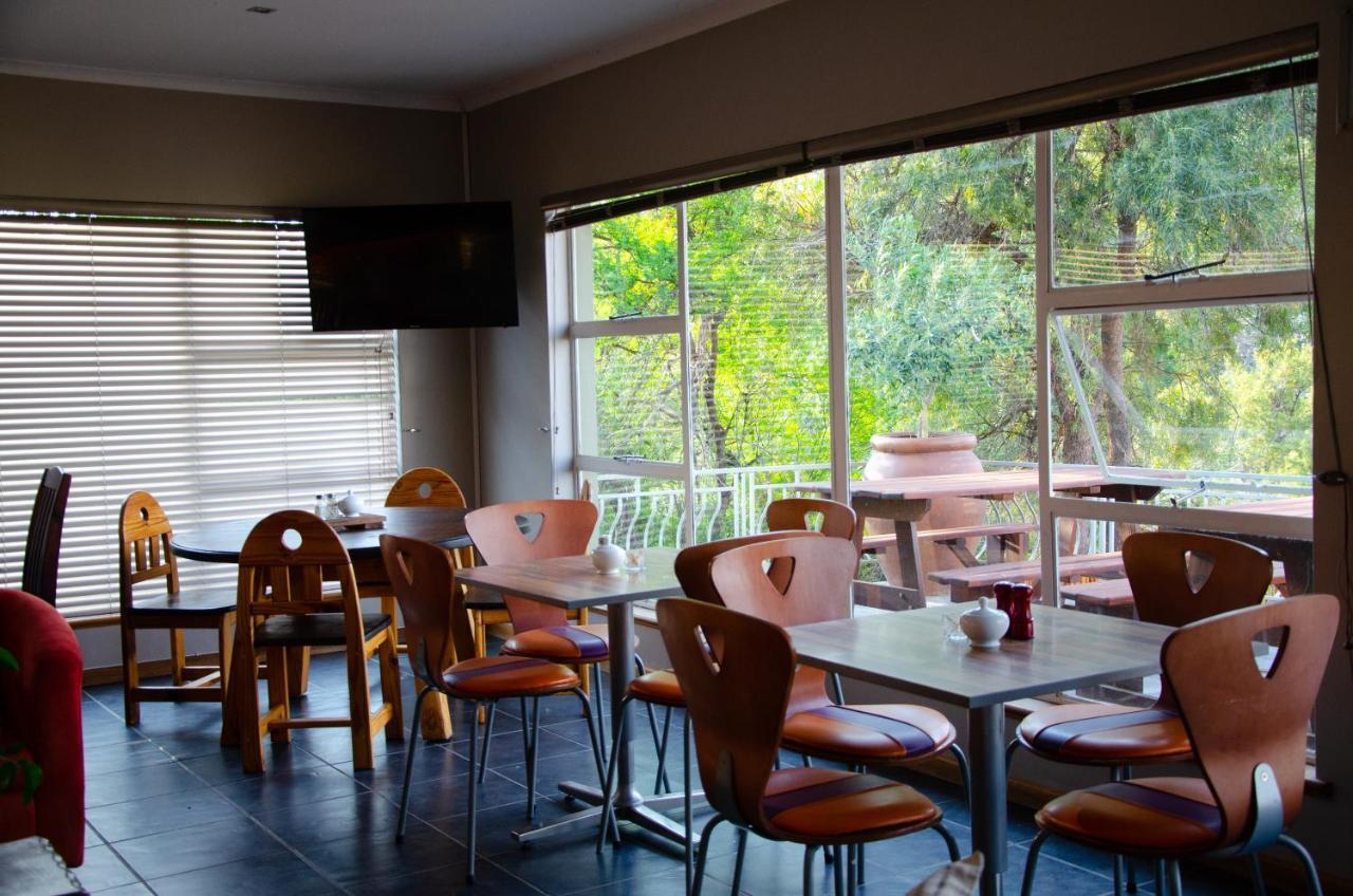 Desert Dew Guest House Hutchinson Bagian luar foto