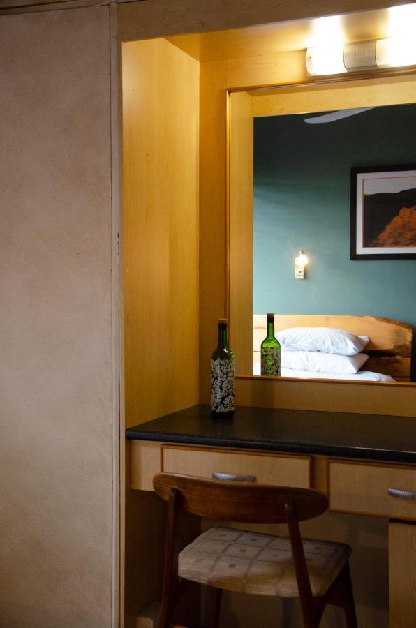 Desert Dew Guest House Hutchinson Bagian luar foto