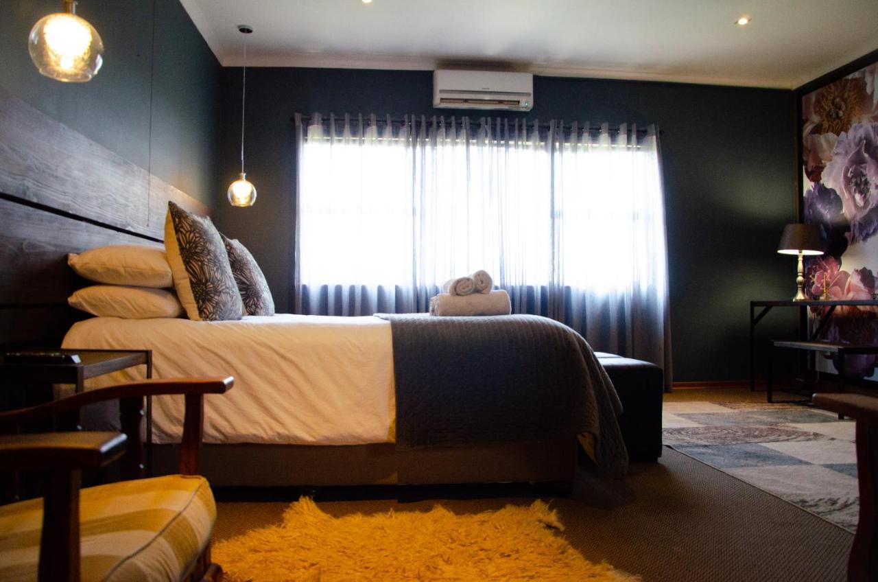 Desert Dew Guest House Hutchinson Bagian luar foto