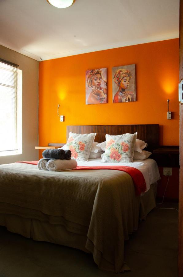 Desert Dew Guest House Hutchinson Bagian luar foto