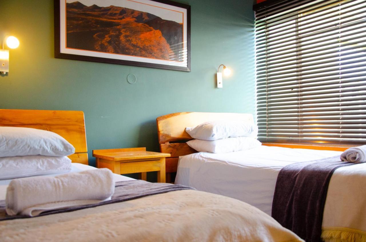 Desert Dew Guest House Hutchinson Bagian luar foto