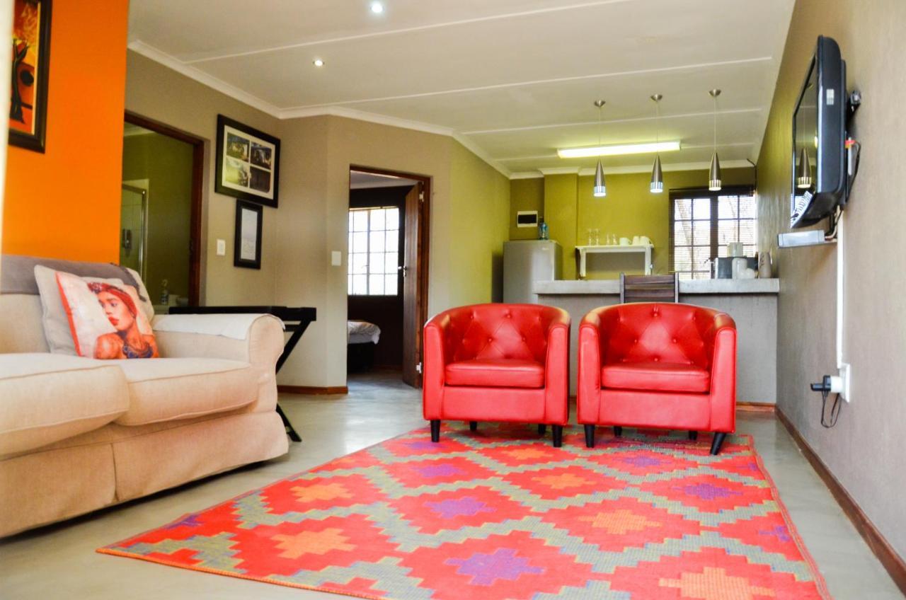 Desert Dew Guest House Hutchinson Bagian luar foto