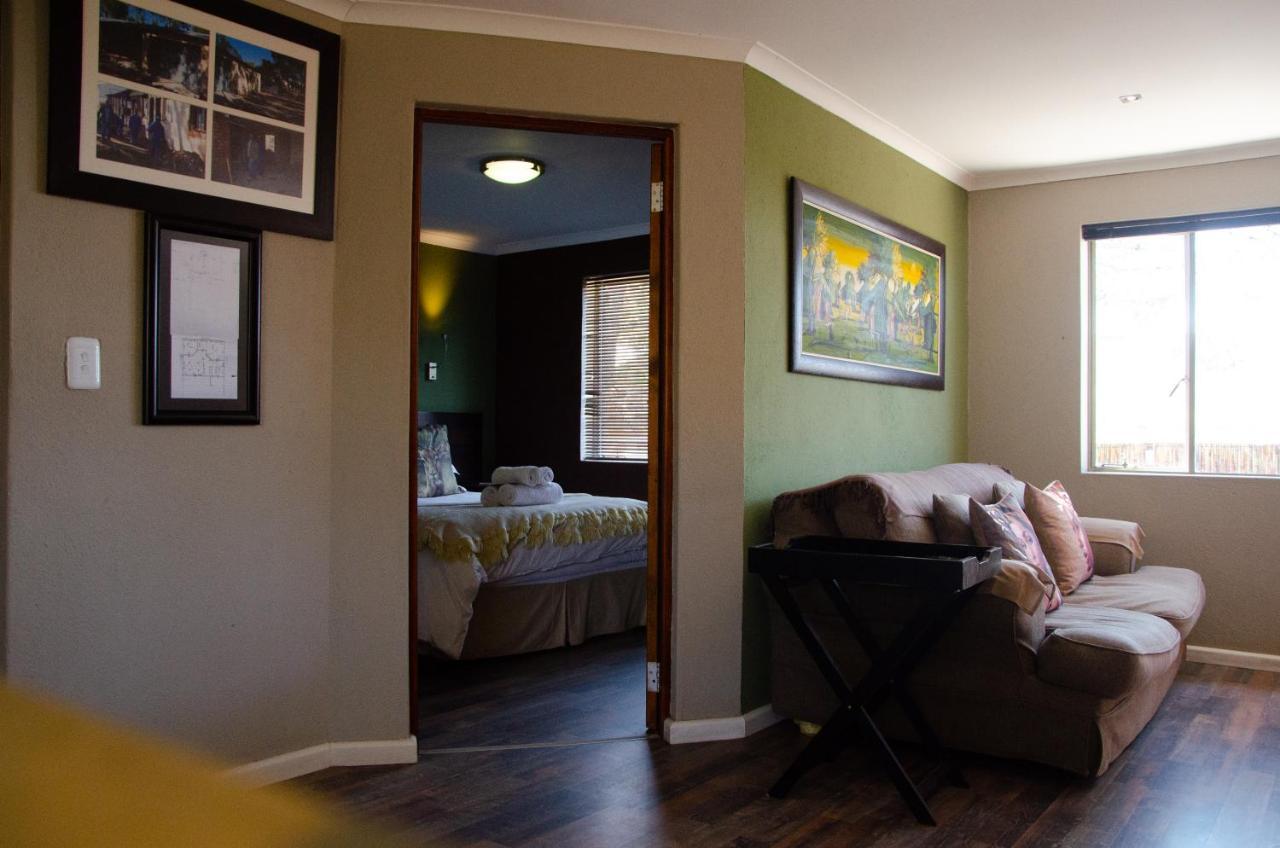 Desert Dew Guest House Hutchinson Bagian luar foto